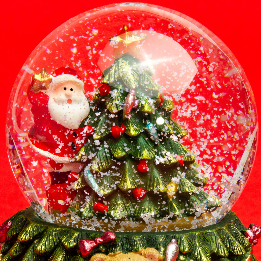 SIKORA SK11 Mittelgroße Glas Schneekugel mit bunter LED Beleuchtung Weihnachtsmann mit Stern auf dem Weihnachtsbaum D: 65mm